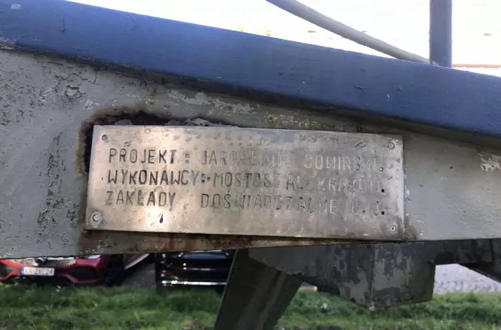 Zbliżenie na tabliczkę informującą o autorstwie rzeźby