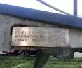 Zbliżenie na tabliczkę informującą o autorstwie rzeźby