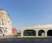 Skwer Usług Kultury – „Przystanek Edukacja”, Wieleń  autorzy: Neostudio Architekci, architekci: Bartosz Dawid Jarosz, Paweł Świerkowski, Tomasz Sołtysiak