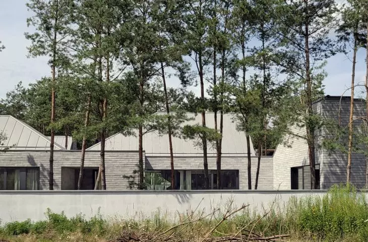 Dom WIELOCZŁONOWY, okolice Poznania; proj.: PL.ARCHITEKCI (Bartłomiej Bajon, Katarzyna Cynka-Bajon, Bartosz Stanek)