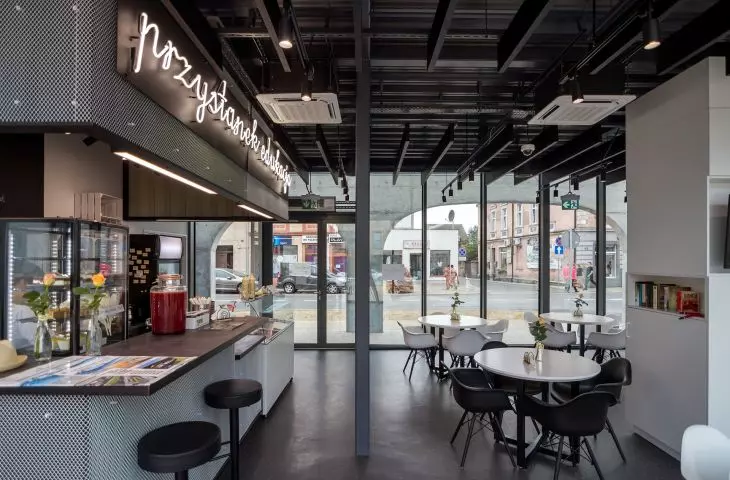 Skwer Usług Kultury – „Przystanek Edukacja”, Wieleń  autorzy: Neostudio Architekci, architekci: Bartosz Dawid Jarosz, Paweł Świerkowski, Tomasz Sołtysiak