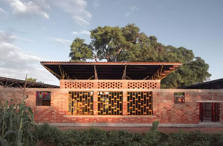 Szkoła Fundacji WAYAir w obozie uchodźczym Ulyankulu w Tanzanii; proj.: Iwo Borkowicz, Adam Siemaszkiewicz (JEJU.studio), Łukasz Rawecki (Arh+)
