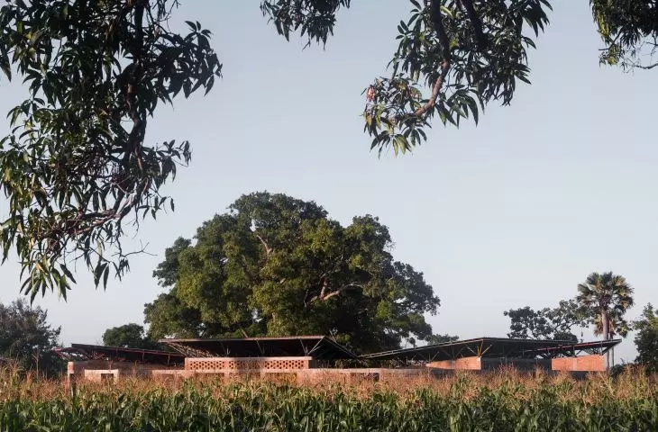 Szkoła Fundacji WAYAir w obozie uchodźczym Ulyankulu w Tanzanii; proj.: Iwo Borkowicz, Adam Siemaszkiewicz (JEJU.studio), Łukasz Rawecki (Arh+)