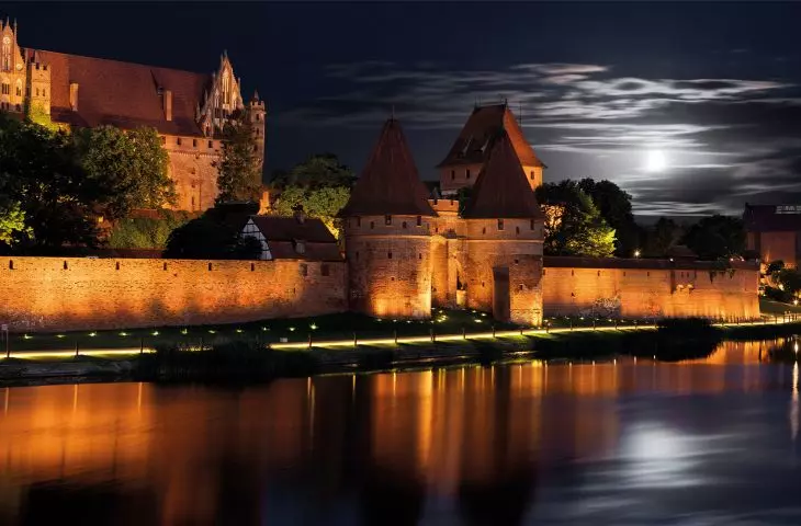 Iluminacja murów Zamku w Malborku oraz strefa bulwaru nad rzeką Nogat