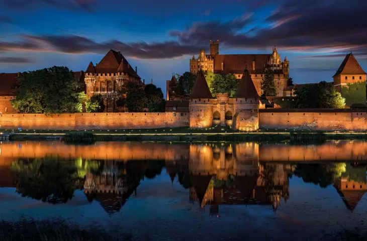 Iluminacja murów Zamku w Malborku oraz strefa bulwaru nad rzeką Nogat
