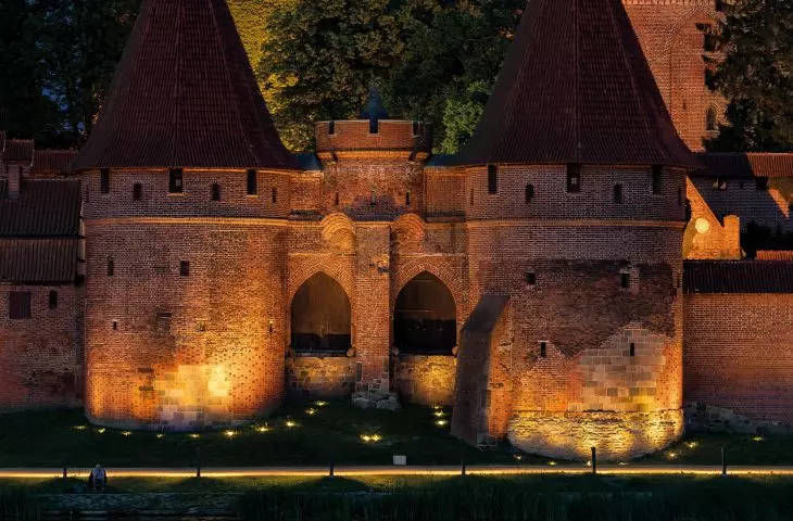 Iluminacja murów Zamku w Malborku oraz strefa bulwaru nad rzeką Nogat