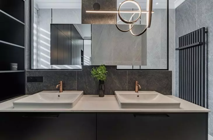 Large mirror appears to float in the air 
