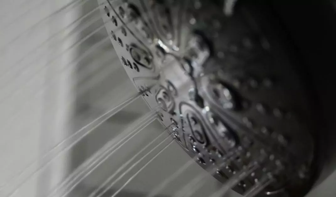 In its basic version, the shower handset consists of a body, a hose, a head and a thread