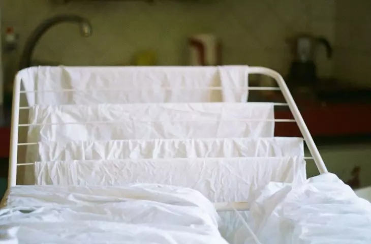 Suszące się pranie może skutecznie nawilżyć powietrze w Twoim domu