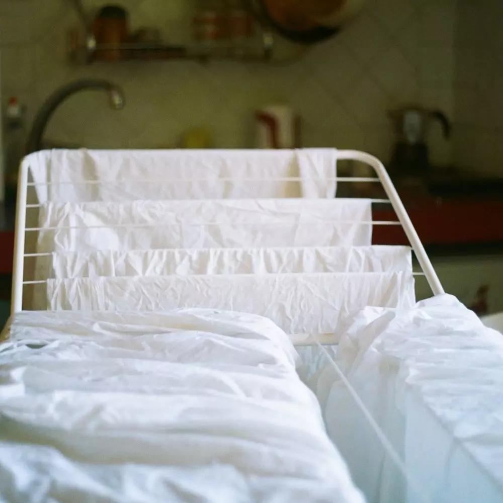 Suszące się pranie może skutecznie nawilżyć powietrze w Twoim domu