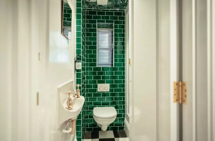 Niski stelaż podtynkowy ma ok. 80-90 cm wysokości. Rozważ ten model, jeśli planujesz montaż toalety pod oknem