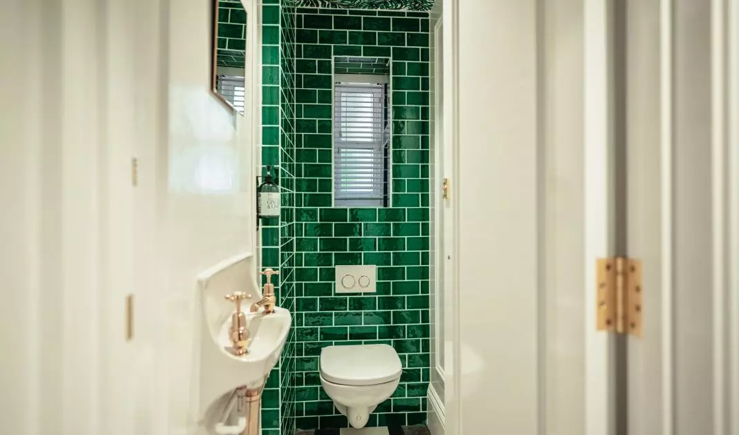 The low flush rack is about 80-90 cm high. Consider this model if you plan to install a toilet under a window