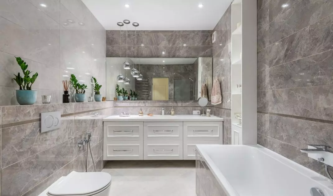 If you decide to build up the entire wall at the height of the rack, you will get a shelf with a width of about 20 cm. This is the perfect place for bathroom accessories or decorations! 