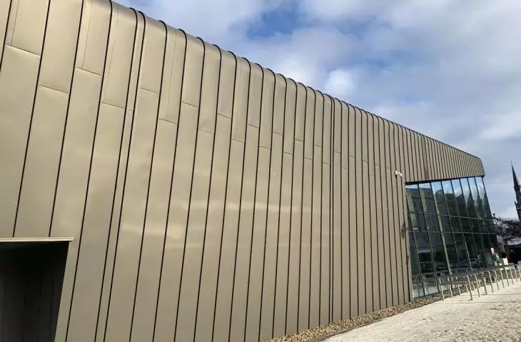 Na elewacji zastosowano szkło i stal