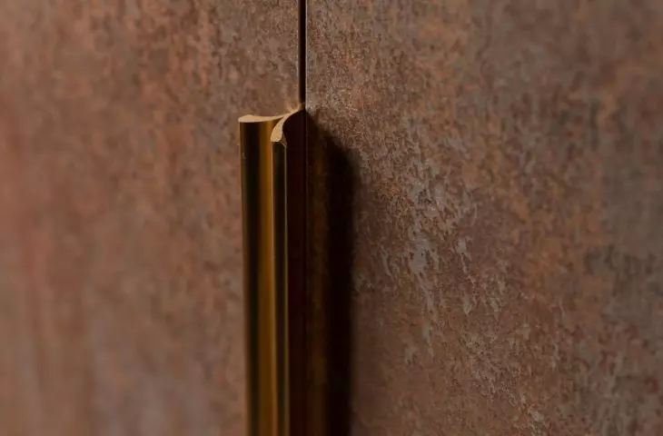 Closet fronts imitate copper
