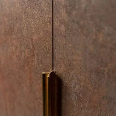 Closet fronts imitate copper