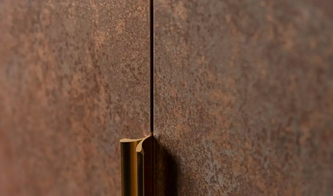 Closet fronts imitate copper