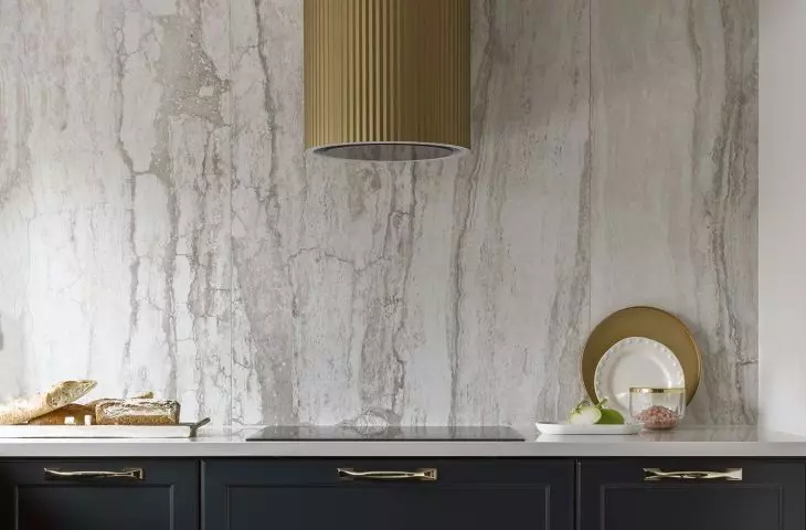 The hood in the shape of a fluted tube is an additional decoration of the room