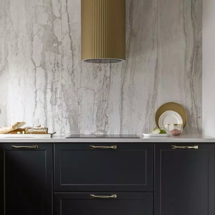 The hood in the shape of a fluted tube is an additional decoration of the room