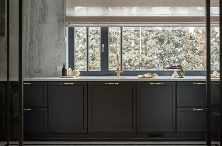 The place of the upper cabinets is taken by a large window