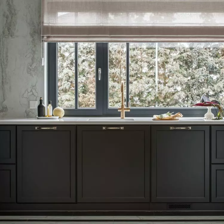 The place of the upper cabinets is taken by a large window