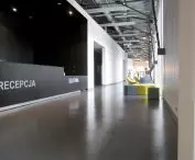 Posadzki żywiczne w nowoczesnych biurowcach – na parkingach i w garażach, w strefach reprezentacyjnych i na powierzchniach najemców