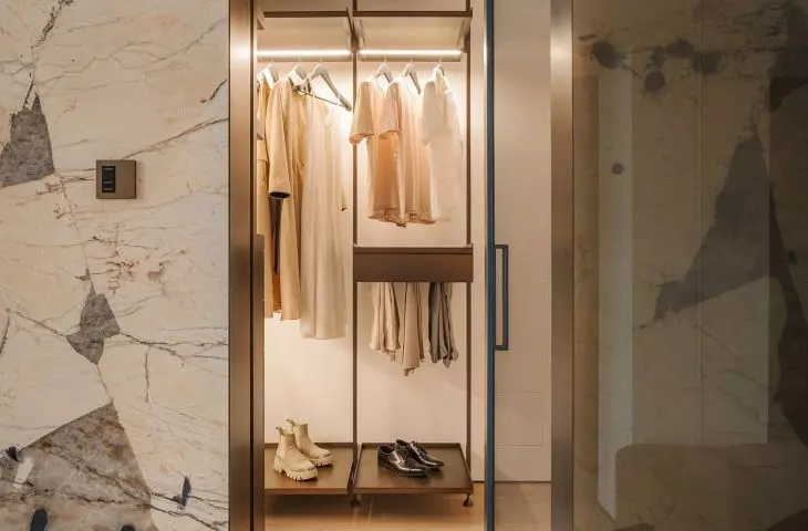 Vis-à-vis the entrance there is a dressing room with a laundry room