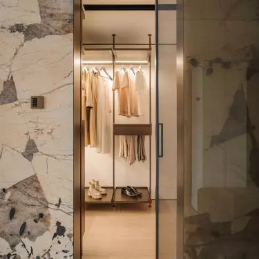 Vis-à-vis the entrance there is a dressing room with a laundry room