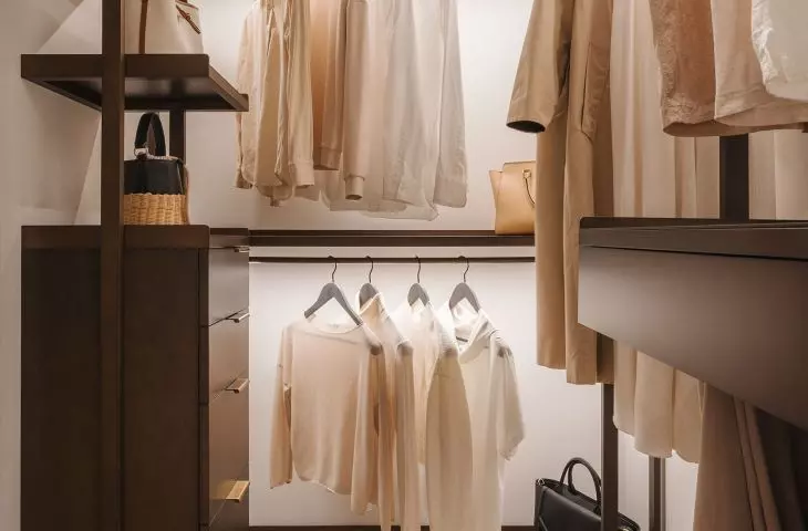 The hangers in the dressing room were made of solid brass patinated bronze
