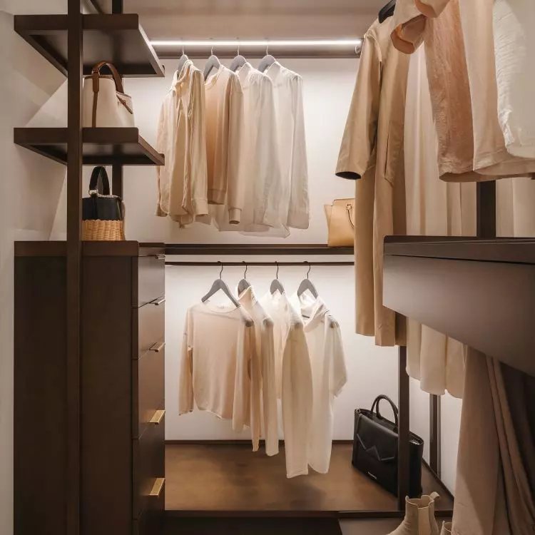 The hangers in the dressing room were made of solid brass patinated bronze