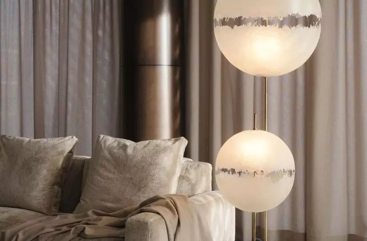 In the lounge area there is a jewelry lamp