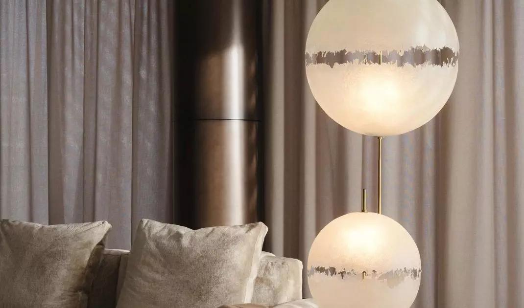 In the lounge area there is a jewelry lamp