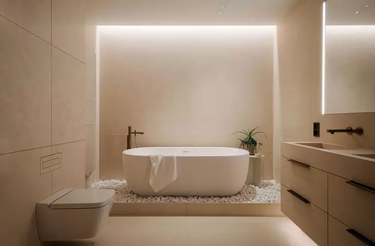 The freestanding bathtub was placed on small stones