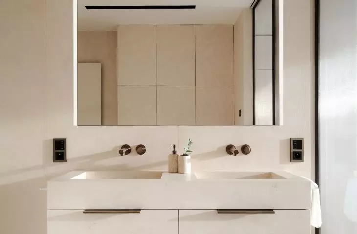 The investors requested that the interior be finished exclusively with natural materials