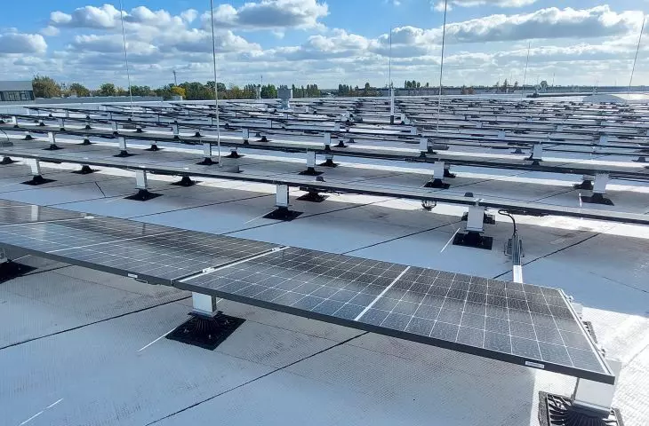 Budynek magazynowo produkcyjny SOPREMA zastosowany system Cool Roof oraz wsporniki od SOPREMA