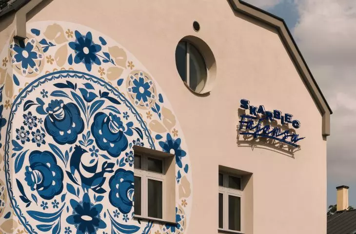 Mural i neon projektu Bartka Bojarczuka