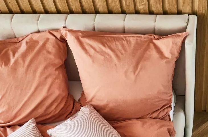 Peach bedding will create a cozy atmosphere
