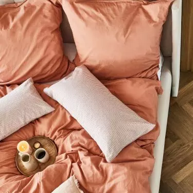 Peach bedding will create a cozy atmosphere