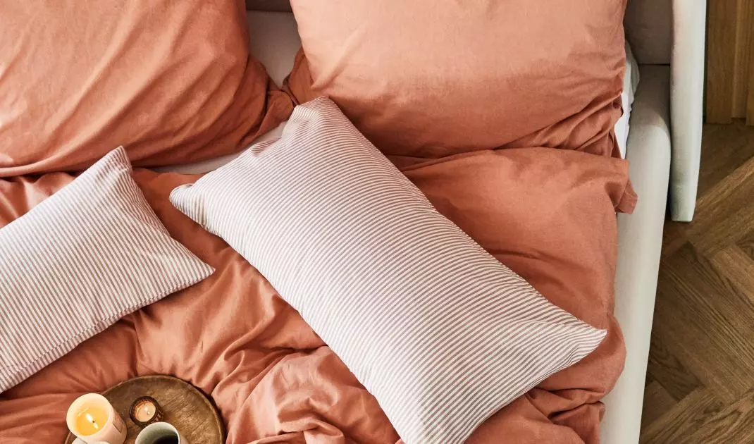 Peach bedding will create a cozy atmosphere