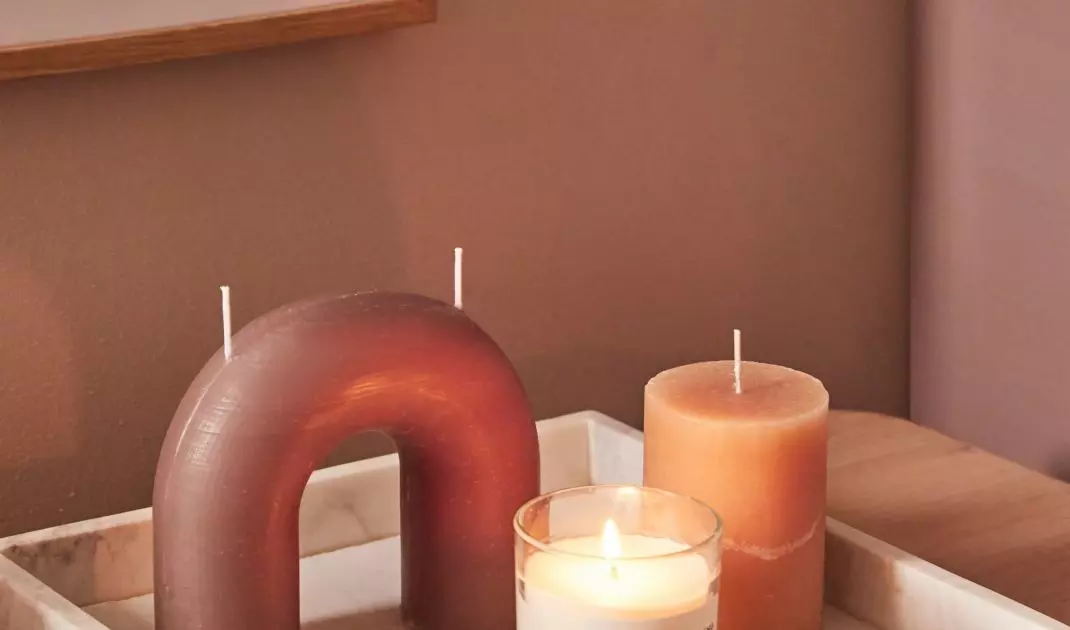 Peach candles will create a relaxing atmosphere