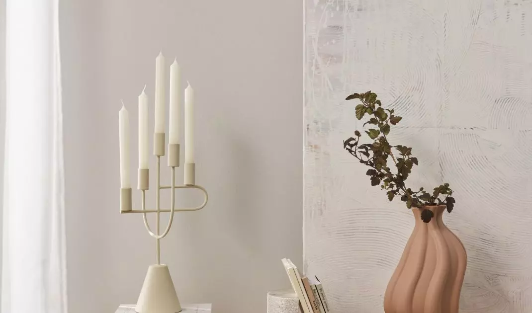 Peach vase is a simple but striking accessory