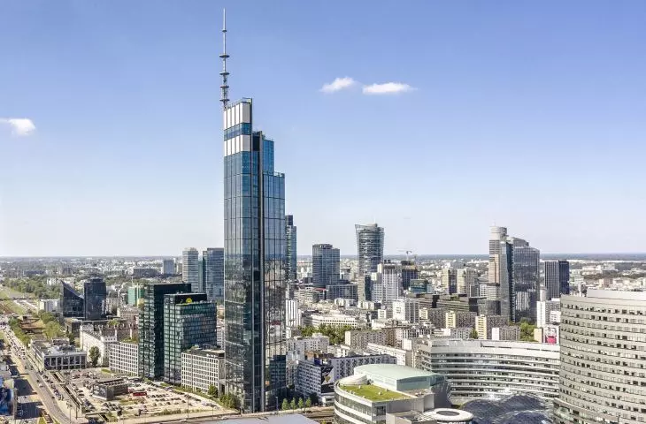 Żaluzje zewnętrzne montowane w środku biurowca VARSO Tower