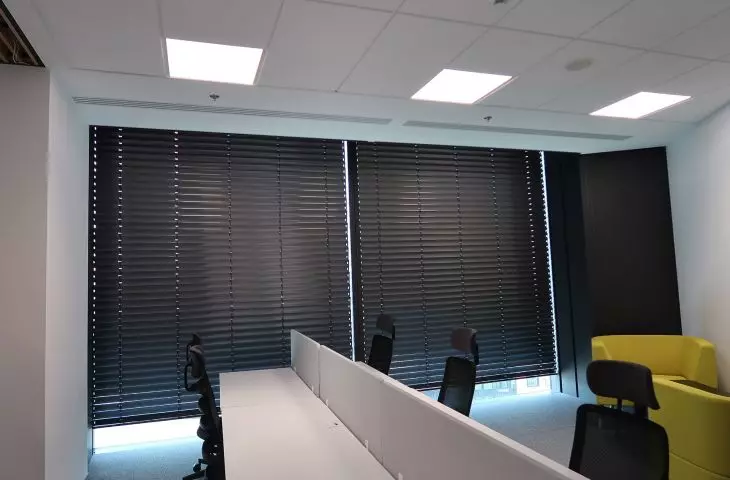 Żaluzje zewnętrzne montowane w środku biurowca VARSO Tower