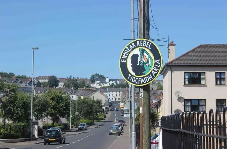 in Bogside, on every sign we find not only murals dedicated to the memory of the victims of Bloody Sunday, but also a living trauma 