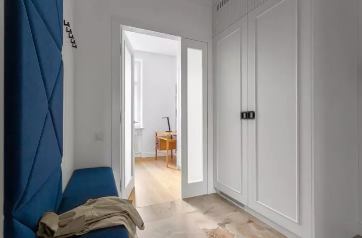 The floor in the corridor was tiled with glossy stoneware