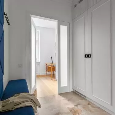 The floor in the corridor was tiled with glossy stoneware