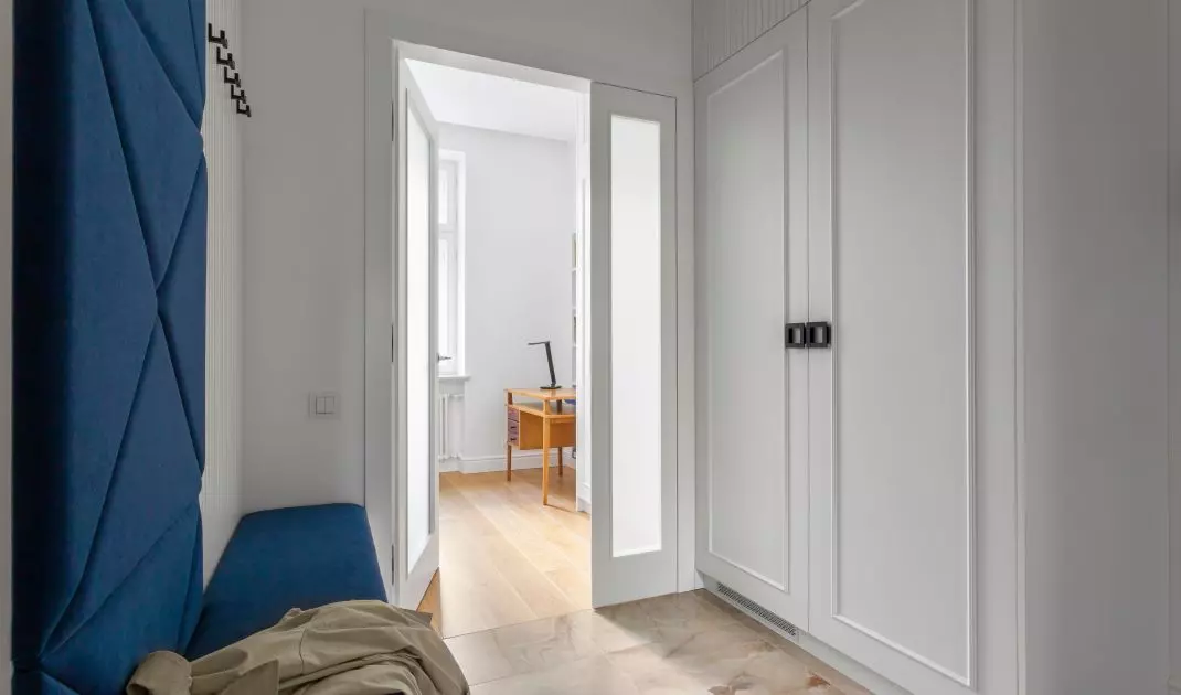 The floor in the corridor was tiled with glossy stoneware