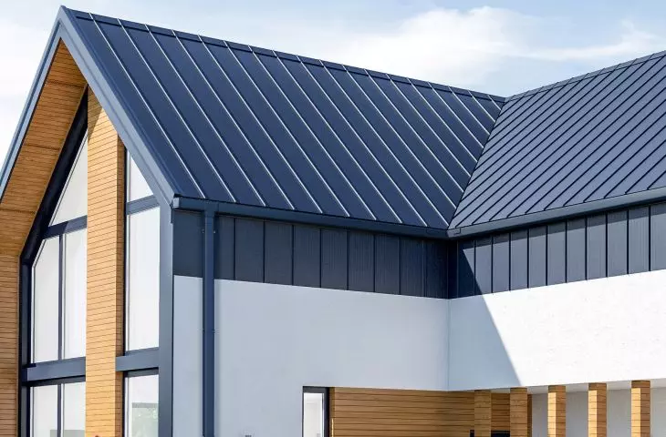 Flamingo iQ gutter system in combination with Iron Click roof panel