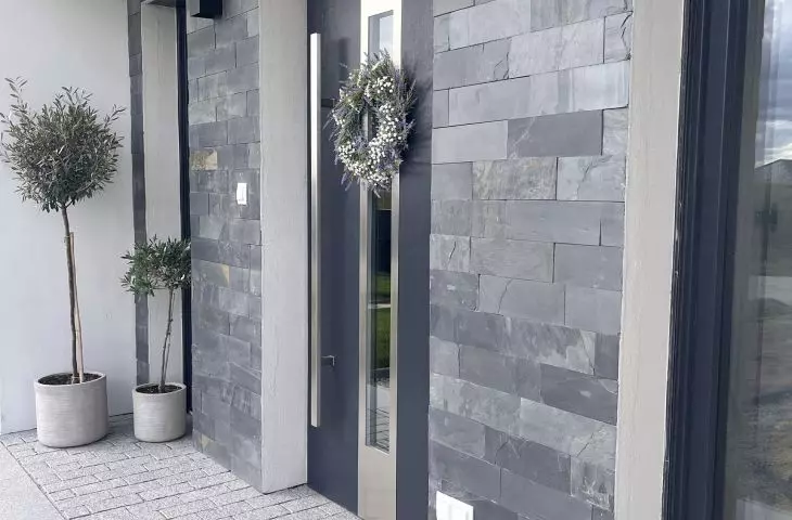 Płytki: Łupek Black Slate naturalny Kostka granitowa: G603 New Bianco Cristal płomieniowana