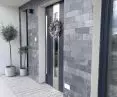 Płytki: Łupek Black Slate naturalny Kostka granitowa: G603 New Bianco Cristal płomieniowana